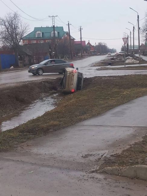 От подписчиков 

Сегодня утром в Чернушке. Опять гололед и типичные аварии на дорогах. Будьте..