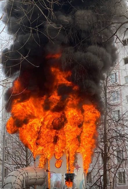Дети играли с огнем на детской площадке в Ясенево, как итог — такая эпичная фотка (ну, и сгоревшая дотла..