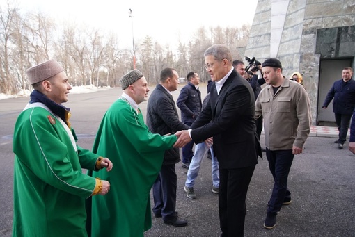 Сердечно поздравляю всех мусульман с завершением священного месяца Рамадан и праздником Ураза-байрам!

В..