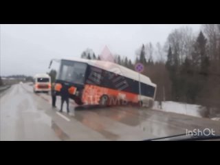 От подписчиков 

ДТП с автобусом на дороге Пермь-Югокамск. Будьте аккуратнее на дороге, скользко..