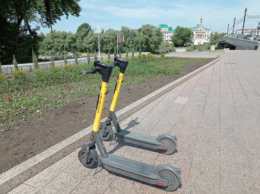 В самом центре Омска сбили двух девушек, которые ехали на одном электросамокате

Школьницы пересекали..