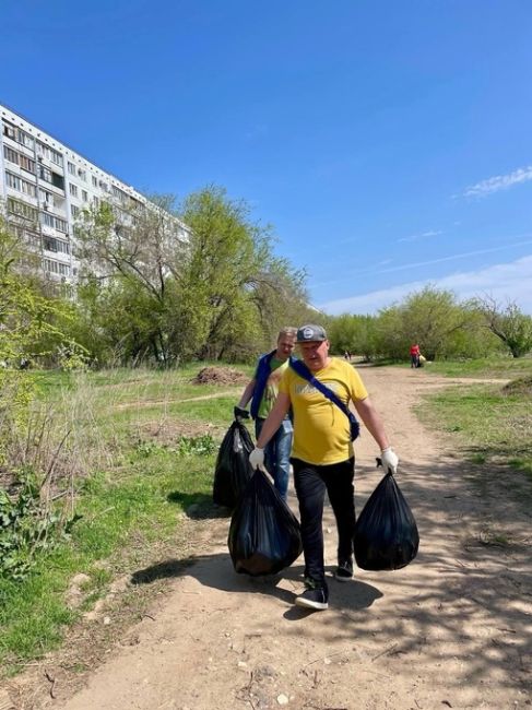 Жители Спартановки не стали сидеть дома в свой выходной и вышли на субботник, чтобы навести чистоту в одном..