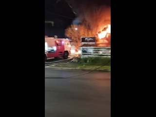 В Краснодаре сильный пожар уничтожил автосервис и несколько автомобилей.

Накануне вечером 2 автомобиля..