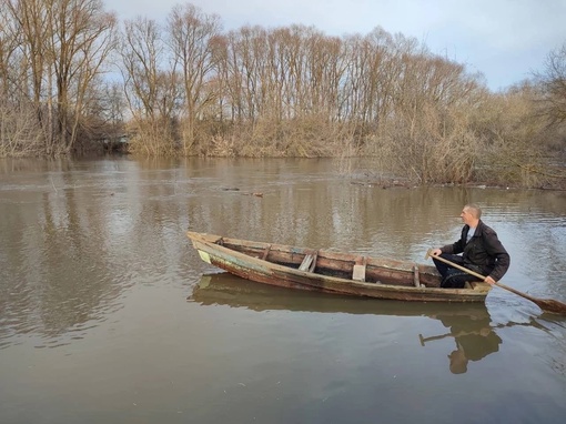 🚣‍♀️ Для жителей некоторых районов области теперь лодка — главный транспорт.
..