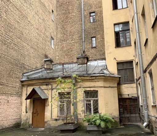 Если вам кажется, что жить в частном доме в центре Петербурга невозможно, то вот пример с Бoльшой Пушкарской..