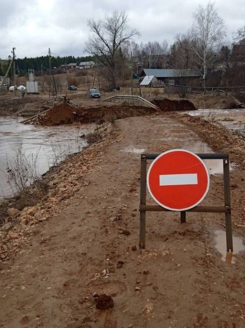 В Прикамье паводком смыло мост через реку Гаревая

Его построили всего три года назад

Фото: Александр..