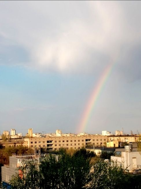 Вчера после весеннего дождя с грозой в небе над Волгоградом раскинулась очень красивая двойная радуга..