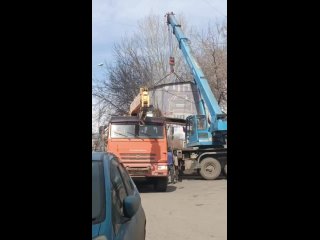 Дубровинского 54А. Погрузка гаража на грузовой автомобиль пошла не по плану ☹️

ЧП..