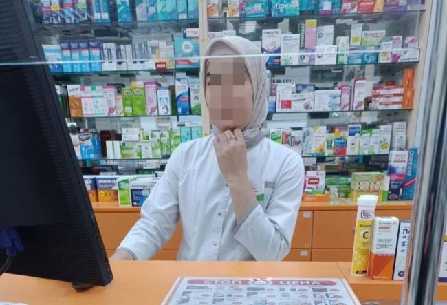 Новосибирцы требуют снять платок, напоминающий им хиджаб, с головы фармацевта

Общественные активисты из..