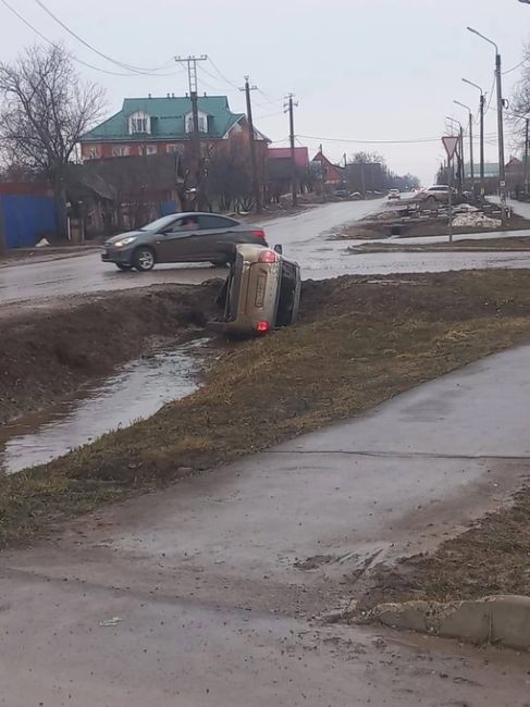 Пермяки, напоминаем, что сегодня утром опять гололед! На дорогах опасно! В Чернушке авто уже улетело в..