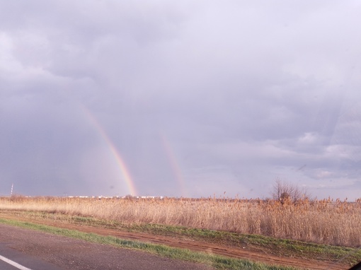 Вчера после весеннего дождя с грозой в небе над Волгоградом раскинулась очень красивая двойная радуга..
