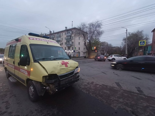 В Челябинске скорая помощь, перевозившая пациента, попала в ДТП

Инцидент произошел на Свердловском..