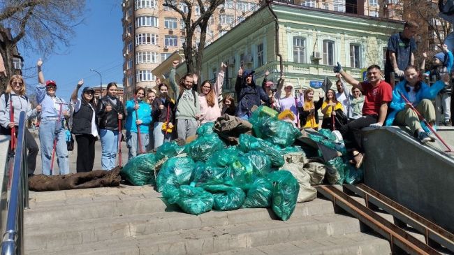 Ростовчане провели субботник на Казанской лестнице. Более 50 активистов собрали 68 мешков мусора и битого..