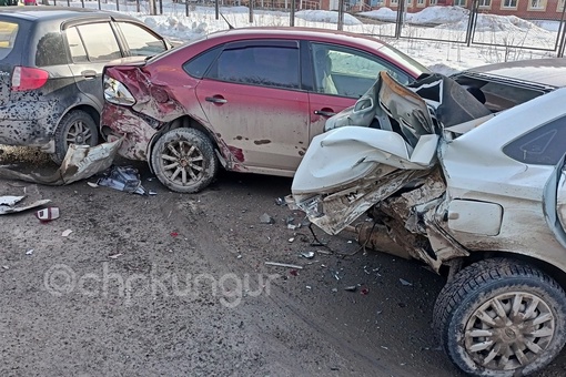 ‼️Вчера в Кунгуре водитель в неадекватном состоянии врезался в стоящие на парковке автомобили. 

2 апреля в..