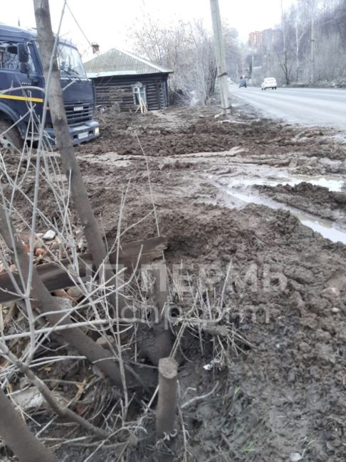 Жители улицы Соликамской заблокированы грязью и строительным мусором, собственником земельного участка по..