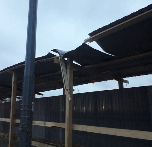 На крышу пешеходной галереи у стройки в Красносельском районе из-за ветра упал железный шпунт 
 
Никто не..