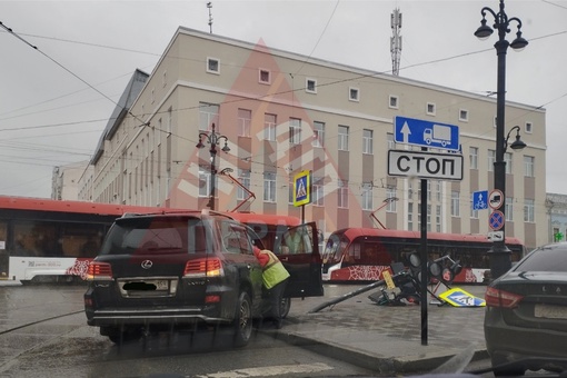 От подписчиков 

Сегодня днём на пересечении улиц Ленина и 25 Октября. Столб со светофором пострадали..