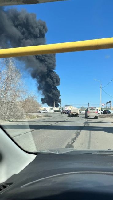 Чёрный дым над Нефтяниками виден из любой точки города.

Новости без цензуры (18+) в нашем телеграм-канале..