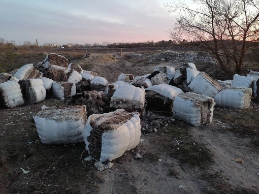 🗣️ В Дзержинске снова открыт сезон старинных свалок.

Вот, например, кто-то скинул несколько тюков с овечьей..