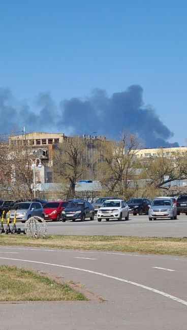 Чёрный дым над Нефтяниками виден из любой точки города.

Новости без цензуры (18+) в нашем телеграм-канале..