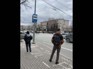 На Советской площади агрессивный водитель надавал по лицу пешеходу 
 
По словам очевидцев, пешеход в..