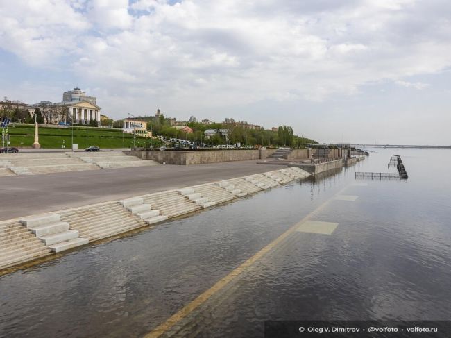 В Волгограде Центральная набережная постепенно уходит под воду 💦💦💦

🌊 Это связано с тем, что на Волжской..