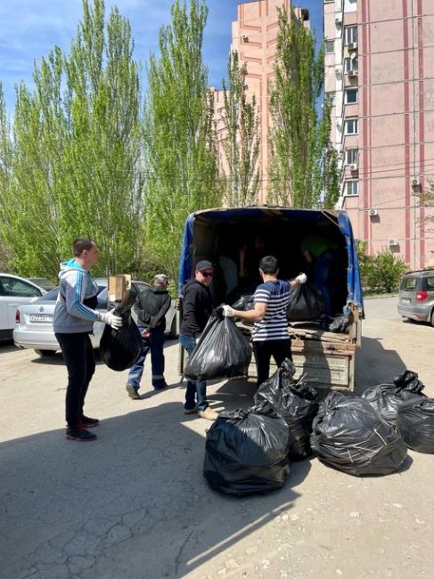 Жители Спартановки не стали сидеть дома в свой выходной и вышли на субботник, чтобы навести чистоту в одном..