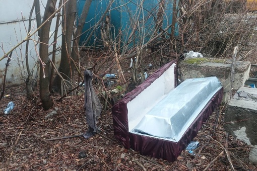 В Омске за гаражами нашли цинковый гроб

Находку обнаружили за гаражами по улице 18-й Военный..