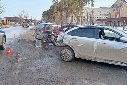 ‼️Вчера в Кунгуре водитель в неадекватном состоянии врезался в стоящие на парковке автомобили. 

2 апреля в..