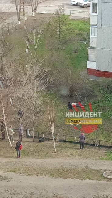 На улице Дианова 18 возле 144 школы выпал пьяный мужчина из 10 этажа, когда упал 3 раза поднял голову потом..