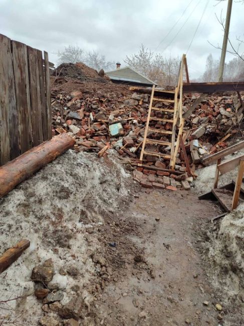 От подписчика: «Жители улицы Соликамской заблокированы грязью и строительным мусором, собственником..