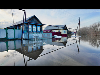 Затопило дороги и дома — наводнение в..