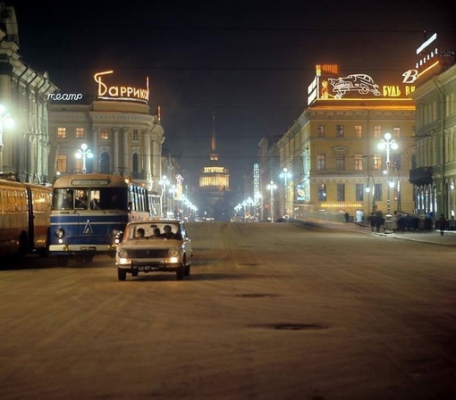 Вечерний Невский проспект в 1973 году. Как же тогда было лампово и..