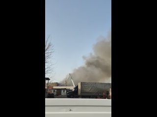 В Ростове горят склады  на улице Доватора.

По предварительным данным, огонь вспыхнул в двухэтажном здании на..