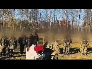 💍 Парень сделал предложение своей девушке прямо на передовой 

Девушка приехала к солдату в зону СВО, он..