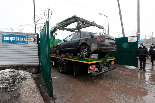 В России начали изымать автомобили у пьяных водителей для отправки на СВО. 

Так, приставы конфисковали Nissan..