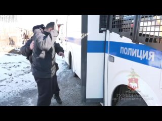 ‼️В Перми полиция провела рейд на рынке для обнаружения незаконных мигрантов. В результате в отдел..