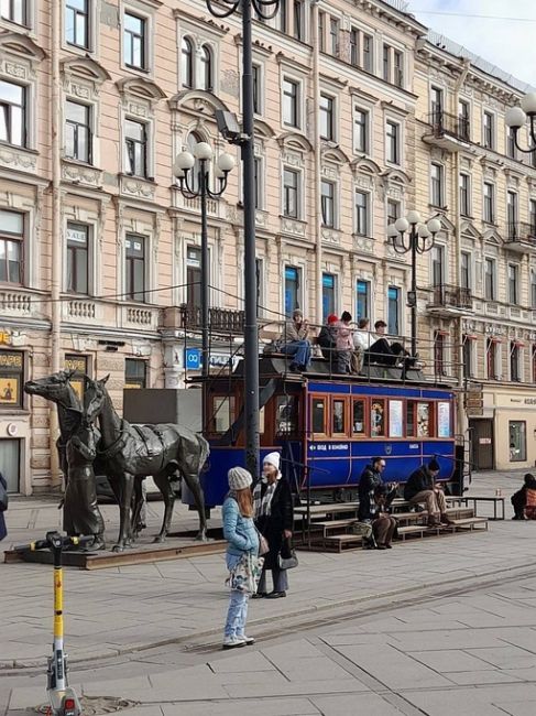 🐴 Конку с Васильевского острова оставят на прежнем месте. Горожане спасли памятни.

В марте её выставили на..