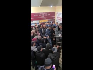 В Новосибирске миграционный центр на улице Есенина заполонила толпа иностранных граждан. Об этом написали в..