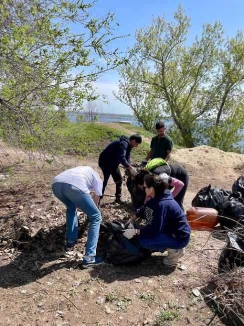 Жители Спартановки не стали сидеть дома в свой выходной и вышли на субботник, чтобы навести чистоту в одном..