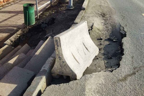 На Волжском проспекте в Самаре провалился асфальт 

Горожане утверждают, что яму не могут заделать более 2..