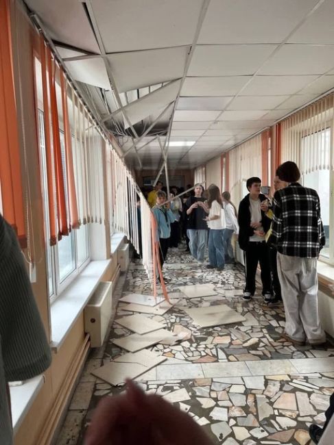 Сегодня сразу в двух школах обрушились потолки.

На первом фото школа №1550, пострадало 4 ученика.

На втором..