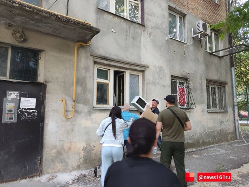 👊 Штурм пятиэтажки на Нариманова. Одного из мужчин попытался задержать полицейский, но его отбили женщины...