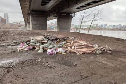 Горы мусора под Димитровский мост оставили неизвестные в Новосибирске

Свалку обнаружили сотрудники МКУ..