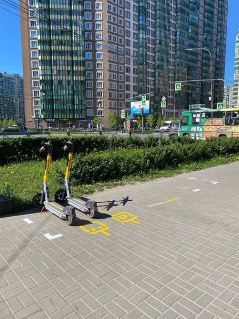 🛴Разметку для парковки электросамокатов нанесли в Мурино 
 
Кикшеринговые компании решили облагородить..