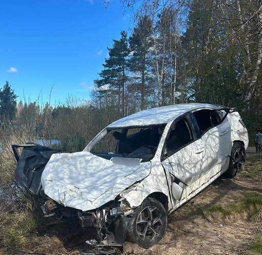 😱Автомобиль с пятью подростками съехал в реку в Рощино в Ленинградской области 
 
Юный водитель пытался..