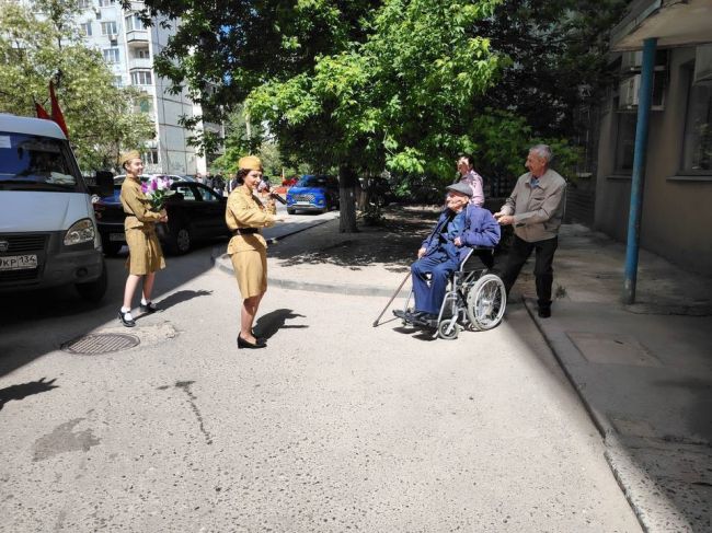 В Волгограде прошла очень душевная акция «Победа в каждый дом» 👏🏻😍

🕊️ Во дворы ветеранов приехали..