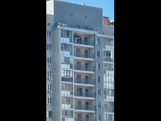 Девушка грозилась выпрыгнуть с 19-го этажа казанской многоэтажки на улице Тулпар. На место прибыли..
