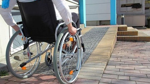 Местным жителям – инвалидам-колясочникам – не представляется возможным подняться по таким пандусам

В..