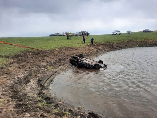 Пролежал на дне озера шесть дней: в Башкирии вытащили машину с погибшим 53-летним водителем 
 
В селе Улькунды..